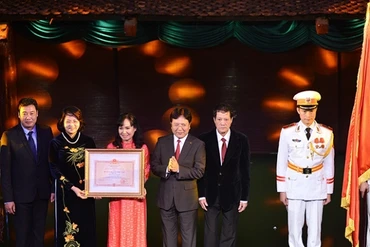 Phó Chủ tịch nước Đặng Thị Ngọc Thịnh trao Huân chương Độc lập hạng ba cho Nhà hát múa rối Việt Nam.