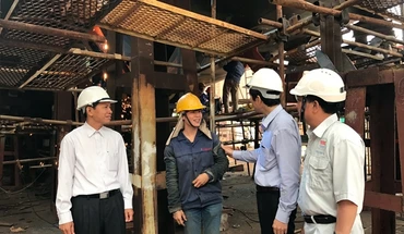 Đại diện lãnh đạo Tổng Liên đoàn Lao động Việt Nam và công đoàn Tổng công ty Công nghiệp tàu thủy xuống nơi làm việc thăm hỏi, động viên người lao động.