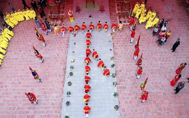 Trình diễn múa lễ chữ Thiên hạ thái bình ở đình làng Chử Xá, xã Văn Ðức (huyện Gia Lâm, Hà Nội). 