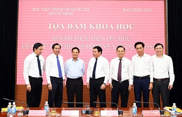 Các đại biểu trao đổi bên lề buổi tọa đàm. Ảnh: DUY LINH