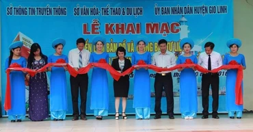 Cắt băng triển lãm bản đồ và tư liệu về Hoàng Sa, Trường Sa tại thị trấn Cửa Việt, huyện Gio Linh (Quảng Trị).