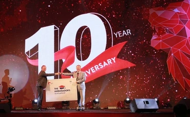Đại sứ đặc mệnh toàn quyền Vương quốc Anh tại Việt Nam Gareth Ward trao tượng trưng "Học bổng đại sứ Vương quốc Anh" dành cho sinh viên BUV.