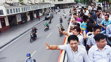 Xe buýt hai tầng vận hành thử trên phố Hà Nội sáng 30-6. Ảnh: DUY LINH