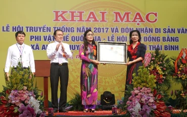 Thứ trưởng Bộ Văn hóa, Thể thao và Du lịch Đặng Thị Bích Liên trao Bằng chứng nhận cho chính quyền địa phương.