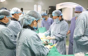 Các bác sĩ sử dụng robot phẫu thuật cho bệnh nhân.