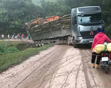 Do đường nhỏ hẹp, cua gấp, trơn trượt nên chiếc này này bị rệ xuống bên đường, gây ắc tắc giao thông.