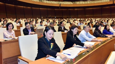 Ðại biểu Quốc hội biểu quyết thông qua Nghị quyết phê chuẩn Hiệp định Ðối tác Toàn diện và Tiến bộ xuyên Thái Bình Dương (CPTPP). Ảnh: DUY LINH