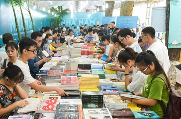 Nhã Nam tham gia Hội chợ sách.
