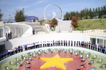 Đoàn viên, thanh niên nắm tay quanh Vòng tròn bất tử bày tỏ quyết tâm tiếp nối truyền thống. Ảnh: Báo Khánh Hòa