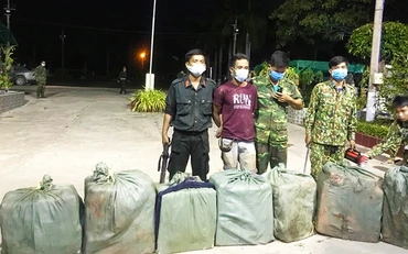 Đối tượng Sai Chương Thoi và tang vật bị bắt và thu giữ.