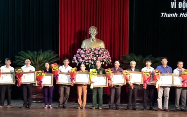 Các gia đình có công được trao tặng Huân chương Độc lập.