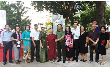 Bà Doãn Ngọc Trâm (đứng giữa), mẹ của liệt sĩ Đặng Thùy Trâm tại lễ khánh thành.