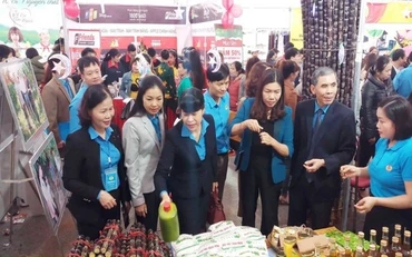 Lãnh đạo tỉnh Thanh Hóa cùng các đại biểu tham quan gian hàng tại phiên chợ.