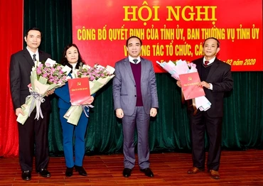 Bí thư Tỉnh ủy Tuyên Quang, Chẩu Văn Lâm trao quyết định và tặng hoa cho lãnh đạo Đảng bộ Khối các cơ quan và doanh nghiệp tỉnh.