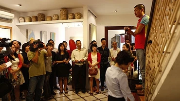 Họa sĩ Lê Thiết Cương tại buổi khai mạc triển lãm Hà Nội mùa thu