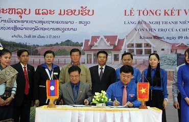 Đồng chí Lê Quốc Phong và đồng chí Xỏn-thạ-nu Thăm-mạ-vông ký Biên bản bàn giao công trình Làng Hữu nghị Thanh niên biên giới Lào - Việt ngày 9-3.