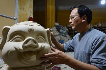 Nghệ nhân Vương Thế Cường bên tác phẩm Kỳ linh Kỷ Hợi 2019.