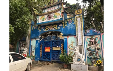 Đền Đá Thiên đang bị một số người trục lợi.