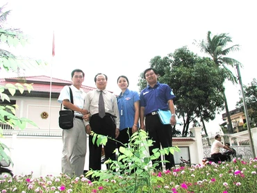 Lâm Đình Thắng tại Lãnh sự Việt Nam vùng Nam Lào trong một chuyến đi tình nguyện.