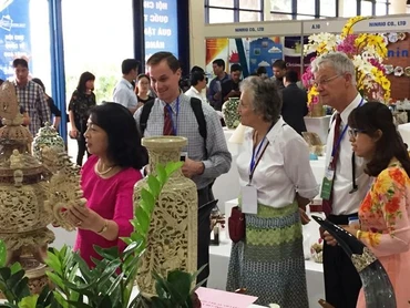 Các nhà nhập khẩu nước ngoài tìm hiểu sản phẩm thủ công mỹ nghệ tại hội chợ.