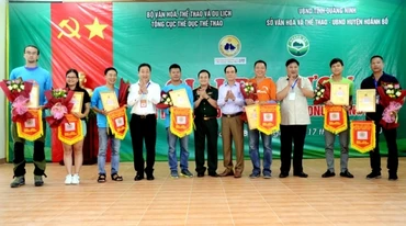Trao cờ lưu niệm cho các CLB tham dự Giải Dù lượn năm 2018.