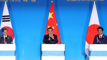 Các nhà lãnh đạo Hàn Quốc (bên trái), Trung Quốc (giữa) và Nhật Bản dự cuộc họp báo chung sau cuộc hội đàm cấp cao. Ảnh: YONHAP
