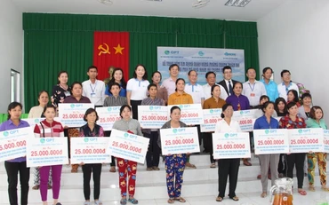 Trao vốn vay xoay vòng cho phụ nữ khó khăn ở xã Thạnh Xuân