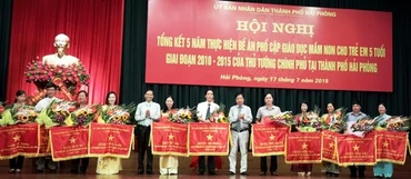 Trao cờ công nhận đạt chuẩn phổ cập giáo dục mầm non 5 tuổi.