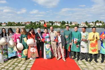 Trình diễn áo dài bên sông Seine 