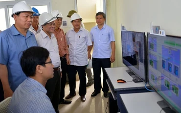 Tại phòng Điều khiển trung tâm Nhà máy nước mặt thành phố Bắc Ninh (Ảnh: Báo Bắc Ninh)