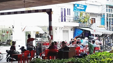 Hàng quán tụ họp, buôn bán là hình ảnh thường thấy dưới chân cầu vượt.