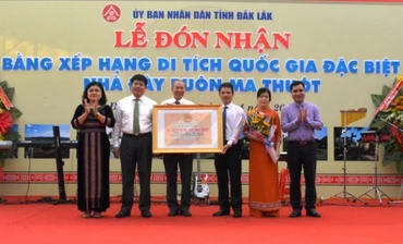 Lãnh đạo Sở Văn hóa, Thể thao và Du lịch tỉnh Đác Lắc đón nhận “Bằng xếp hạng Di tích quốc gia đặc biệt Nhà đày Buôn Ma Thuột”.