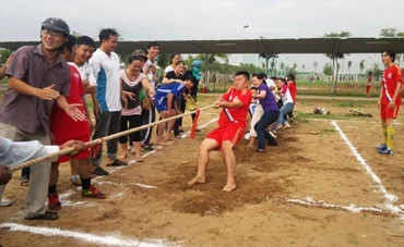 Công nhân Công ty CP đầu tư và phát triển Đô thị Dầu khí Cửu Long (Sóc Trăng) thi đấu kéo co tại ngày hội công nhân.