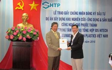  TS Lê Hoài Quốc, Trưởng Ban quản lý Khu CNC, trao giấy phép cho nhà đầu tư.
