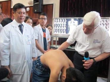 GS. Stuart Weinstein khám cho bệnh nhân. (Ảnh: BVCC)