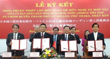 Đại diện lãnh đạo hai bên thực hiện lễ ký kết.