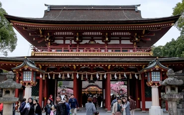Vào mùa thi, đền thờ Dazaifu Tenmangu thường được các sĩ tử tới cầu nguyện để đạt kết quả tốt.