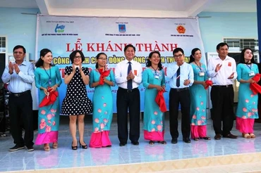Các đại biểu cắt băng khánh thành Nhà cộng đồng phòng tránh thiên tai tại Ninh Thuận.