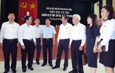 Đồng chí Thuận Hữu, Ủy viên T.Ư Đảng, Tổng Biên tập Báo Nhân Dân, Chủ tịch Hội Nhà báo Việt Nam cùng đoàn đại biểu QH TP Hải Phòng tiếp xúc cử tri tại huyện Tiên Lãng.
