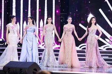 Năm cô gái đẹp nhất chung kết (từ trái sang): Thùy Tiên, Thúy An, Tiểu Vy, Hồng Tuyết và Phương Nga.