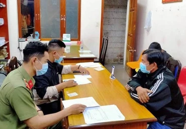 Người bẻ hoa phượng tím làm việc với cơ quan công an.