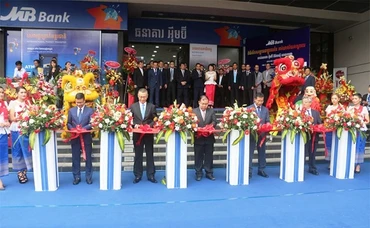 Cắt băng khai trương trụ sở mới của MB Cambodia tại Phnom Penh.