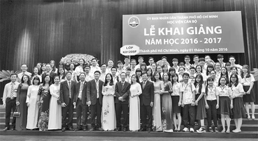 Thầy và trò lớp Quản lý Nhà nước đầu tiên của Học viện Cán bộ TP Hồ Chí Minh, nơi đào tạo nguồn cán bộ chuẩn hóa của thành phố.