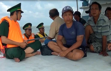 Lực lượng Bộ đội Biên phòng tỉnh Bến Tre cứu tám ngư dân gặp nạn trên biển.