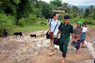 Y sĩ Nguyễn Tấn Linh trong một lần sang trạm xá để cùng bạn khám, chữa bệnh cho dân.
