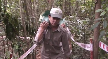 Lực lượng chức năng đưa số đạn pháo ra khỏi khu vực phát hiện.