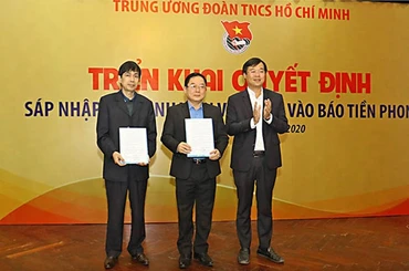 Đồng chí Lê Quốc Phong (ngoài cùng bên phải trong ảnh) trao các quyết định của Ban Bí thư T.Ư Đoàn TNCS Hồ Chí Minh tại Hội nghị.