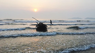 Bình minh trên biển Lộc Hà.