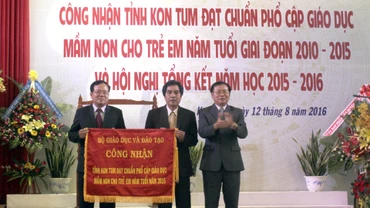 Trao cờ công nhận đạt chuẩn giáo dục mầm non trẻ em năm tuổi cho ngành giáo dục tỉnh Kon Tum.