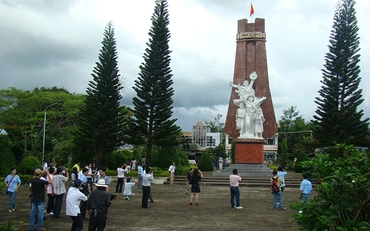 Di tích chiến thắng Đắk Tô - Tân Cảnh, điểm dừng chân trên đường đến ngã ba biên giới.